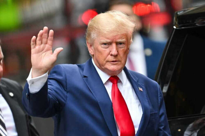shutterstock_2490684287.jpg Donald Trump waving