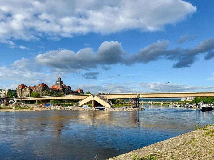 The,Partially,Collapsed,Carola,Bridge,In,Dresden,Spans,The,Elbe Cargo ship navigating through a digital map with security icons